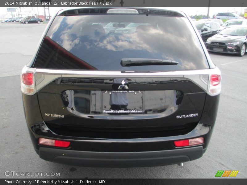 Labrador Black Pearl / Black 2014 Mitsubishi Outlander ES