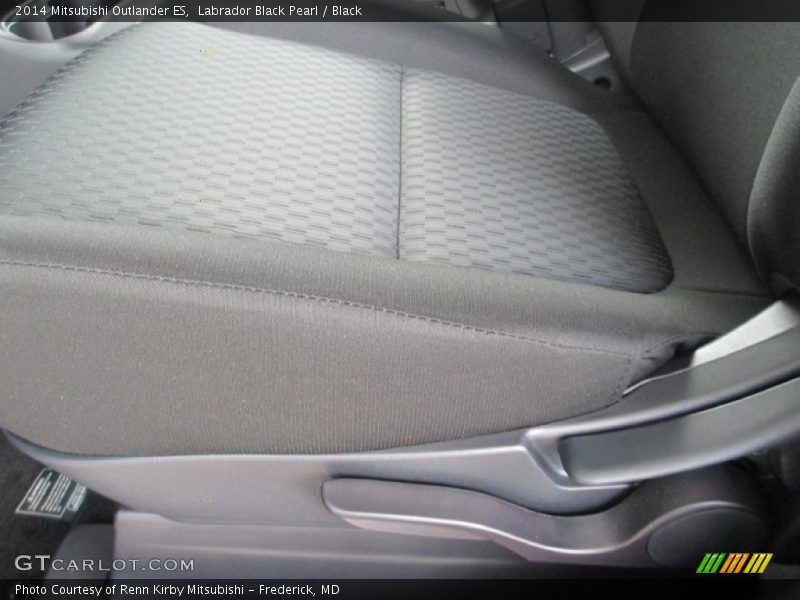 Labrador Black Pearl / Black 2014 Mitsubishi Outlander ES