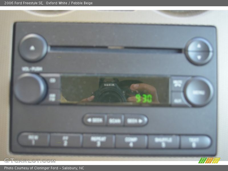Oxford White / Pebble Beige 2006 Ford Freestyle SE