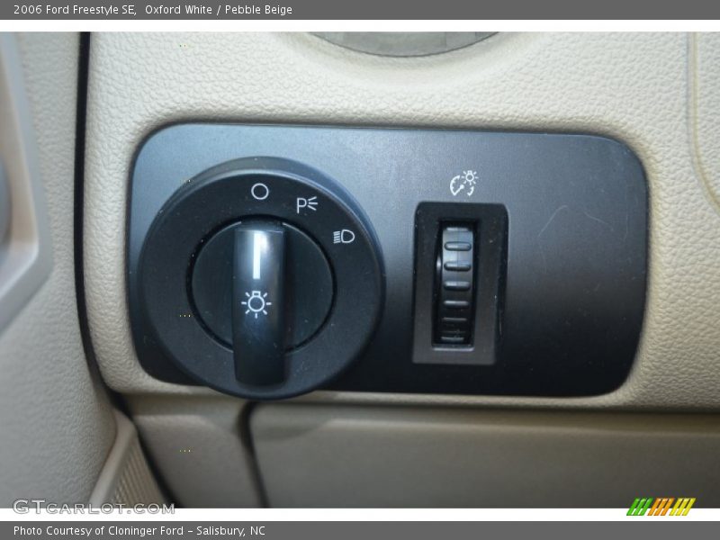 Oxford White / Pebble Beige 2006 Ford Freestyle SE