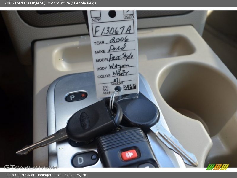 Oxford White / Pebble Beige 2006 Ford Freestyle SE