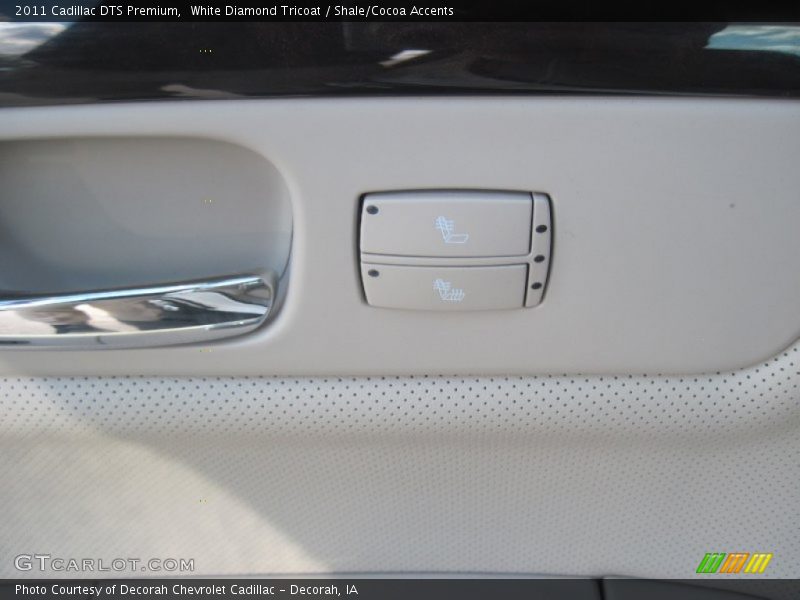 White Diamond Tricoat / Shale/Cocoa Accents 2011 Cadillac DTS Premium