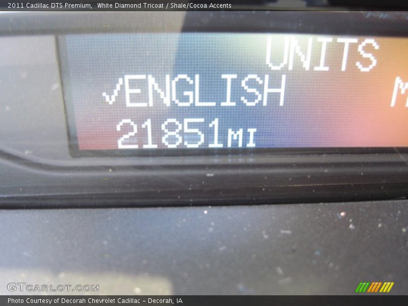 White Diamond Tricoat / Shale/Cocoa Accents 2011 Cadillac DTS Premium