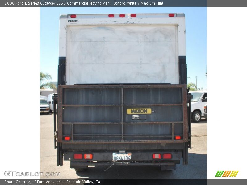 Oxford White / Medium Flint 2006 Ford E Series Cutaway E350 Commercial Moving Van