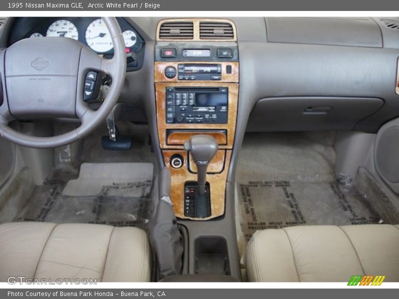 Arctic White Pearl / Beige 1995 Nissan Maxima GLE