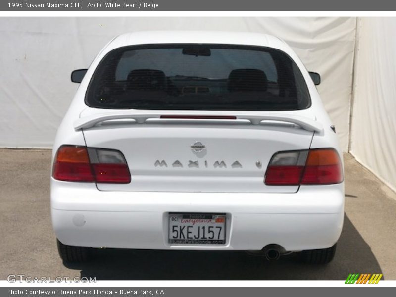 Arctic White Pearl / Beige 1995 Nissan Maxima GLE