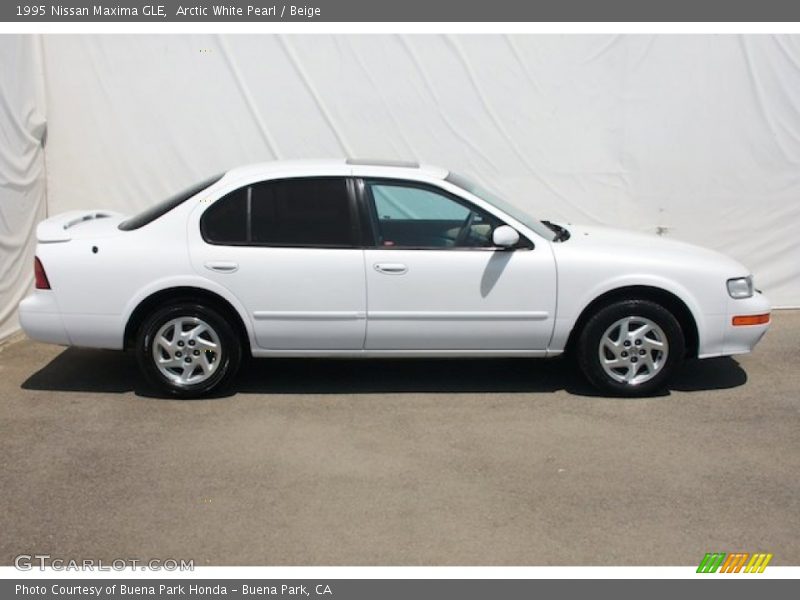 Arctic White Pearl / Beige 1995 Nissan Maxima GLE