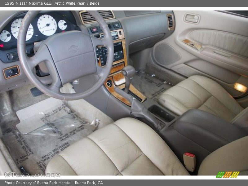 Arctic White Pearl / Beige 1995 Nissan Maxima GLE