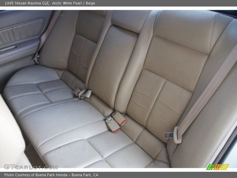 Arctic White Pearl / Beige 1995 Nissan Maxima GLE
