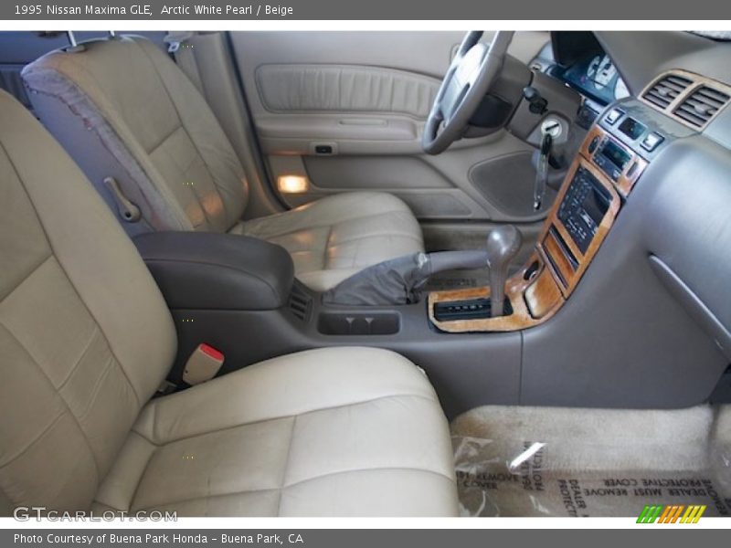 Arctic White Pearl / Beige 1995 Nissan Maxima GLE