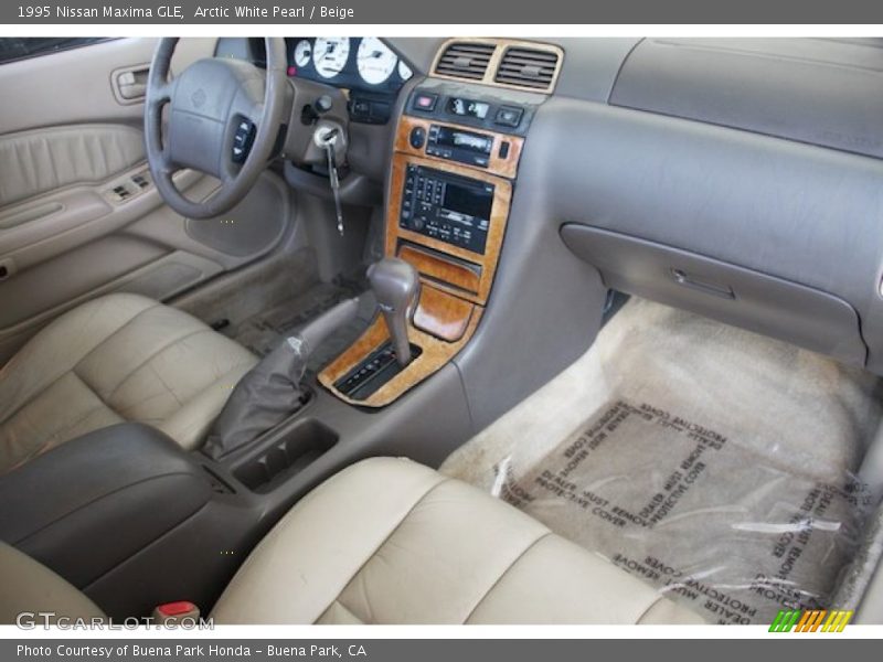 Arctic White Pearl / Beige 1995 Nissan Maxima GLE
