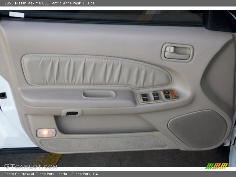 Arctic White Pearl / Beige 1995 Nissan Maxima GLE
