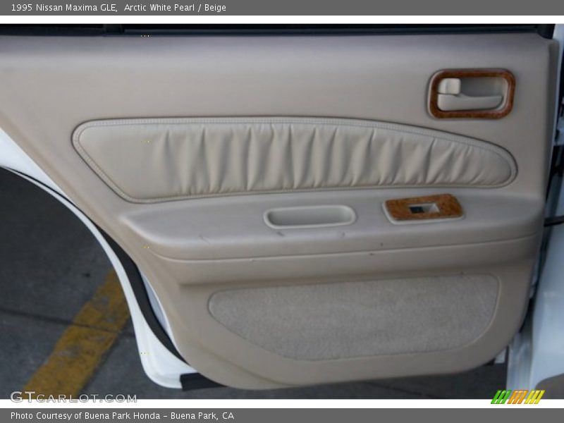 Arctic White Pearl / Beige 1995 Nissan Maxima GLE