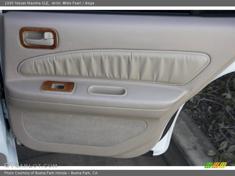 Arctic White Pearl / Beige 1995 Nissan Maxima GLE