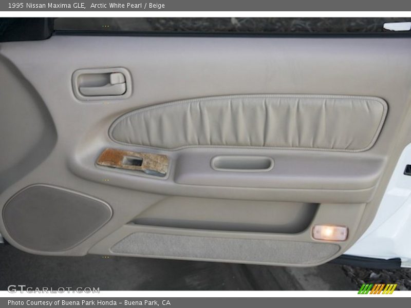 Arctic White Pearl / Beige 1995 Nissan Maxima GLE