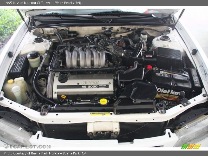 Arctic White Pearl / Beige 1995 Nissan Maxima GLE