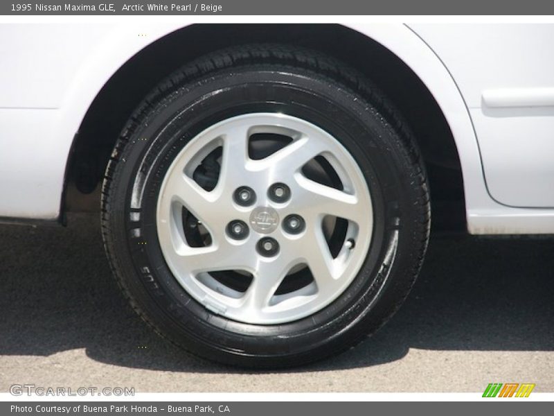 Arctic White Pearl / Beige 1995 Nissan Maxima GLE