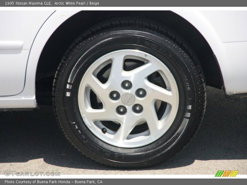 Arctic White Pearl / Beige 1995 Nissan Maxima GLE