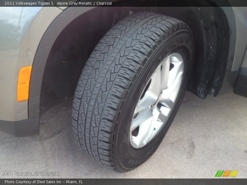 Alpine Gray Metallic / Charcoal 2011 Volkswagen Tiguan S