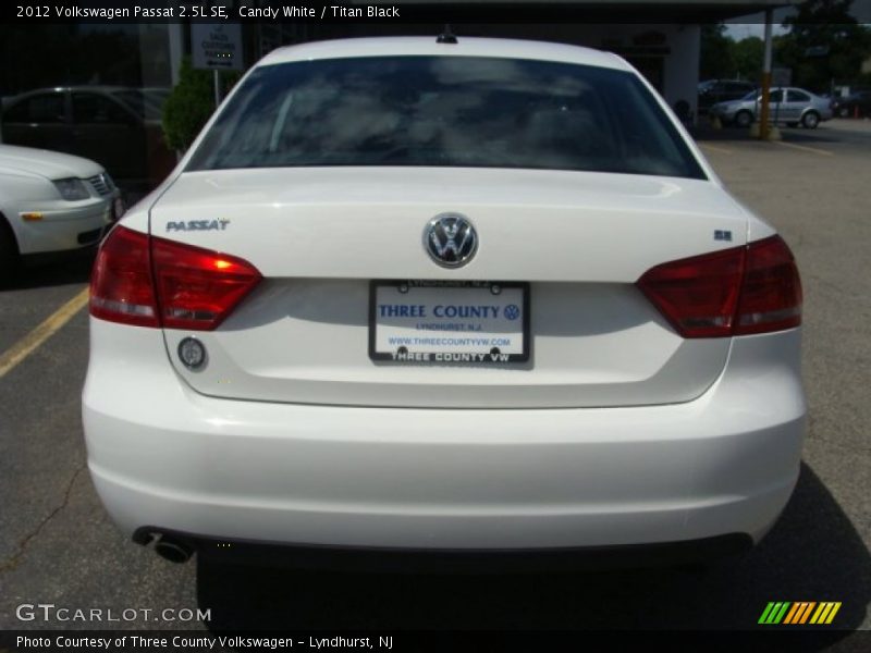 Candy White / Titan Black 2012 Volkswagen Passat 2.5L SE