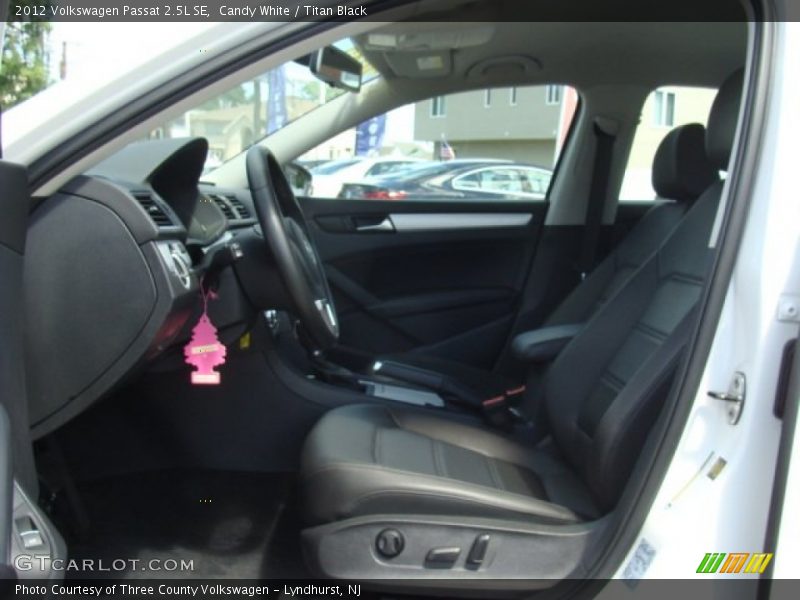 Candy White / Titan Black 2012 Volkswagen Passat 2.5L SE