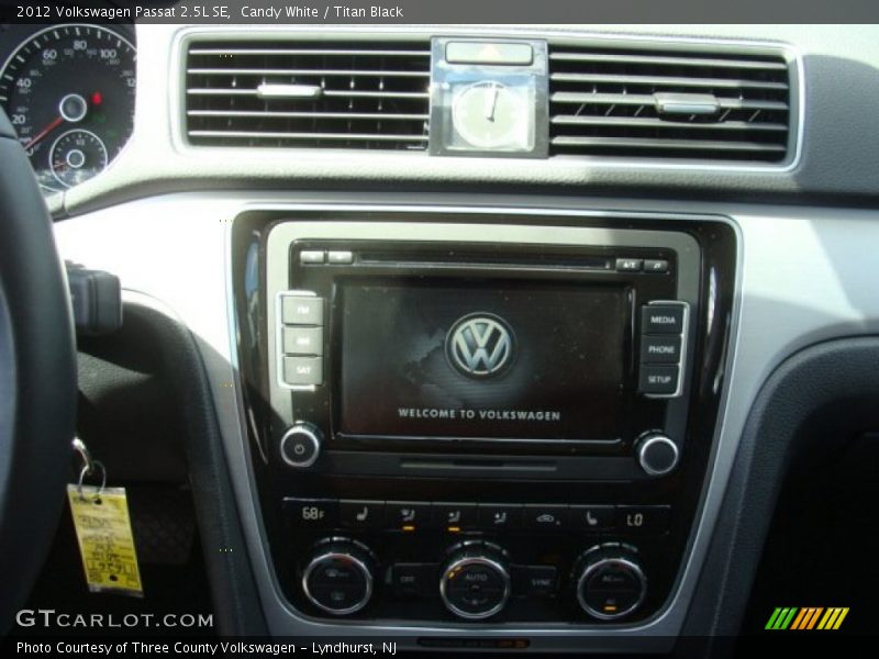 Candy White / Titan Black 2012 Volkswagen Passat 2.5L SE