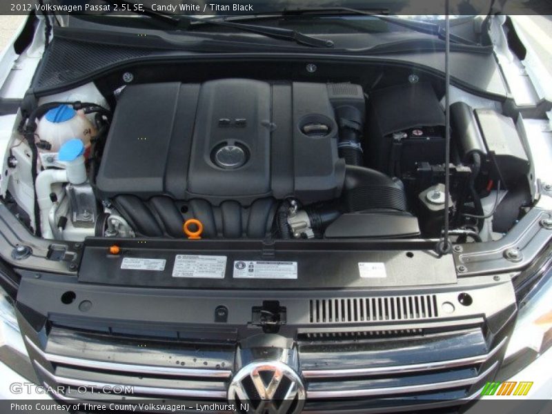 Candy White / Titan Black 2012 Volkswagen Passat 2.5L SE
