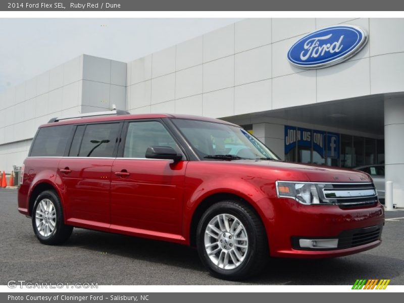 Front 3/4 View of 2014 Flex SEL