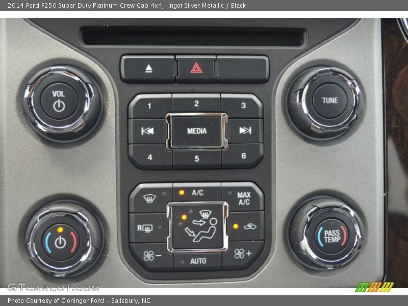 Controls of 2014 F250 Super Duty Platinum Crew Cab 4x4