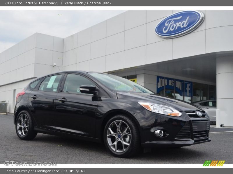 Front 3/4 View of 2014 Focus SE Hatchback