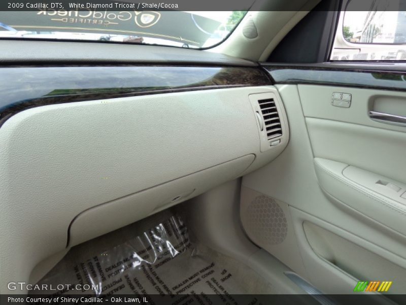 White Diamond Tricoat / Shale/Cocoa 2009 Cadillac DTS