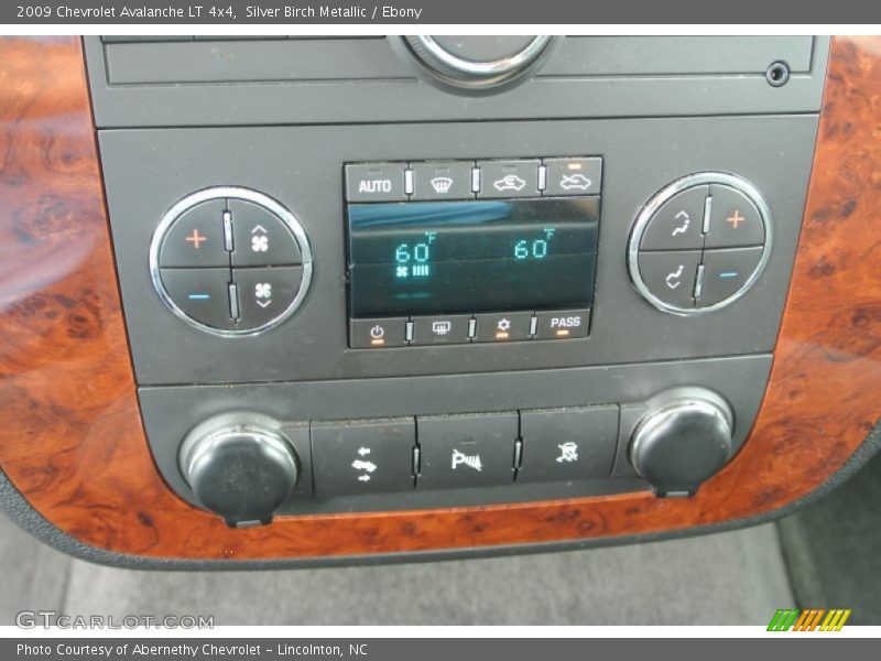 Silver Birch Metallic / Ebony 2009 Chevrolet Avalanche LT 4x4