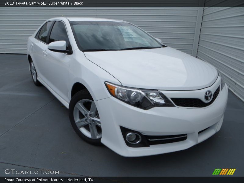 Super White / Black 2013 Toyota Camry SE