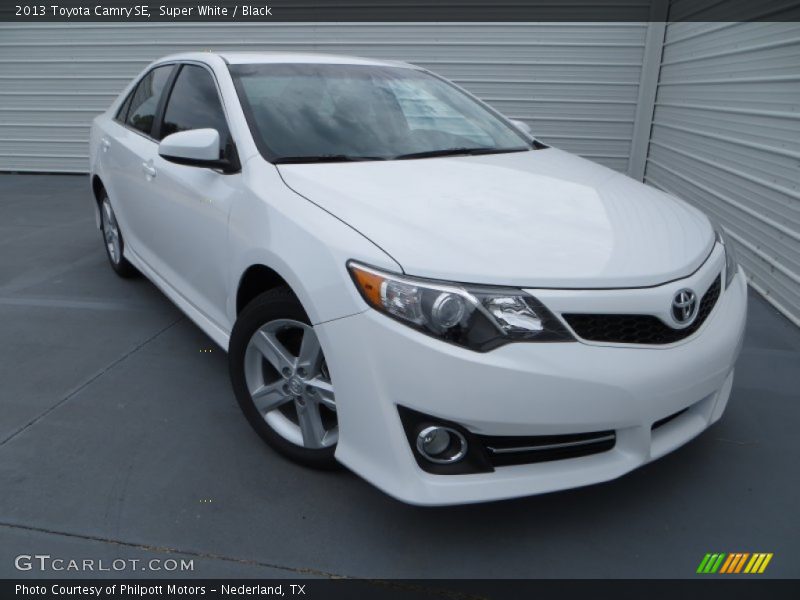 Super White / Black 2013 Toyota Camry SE