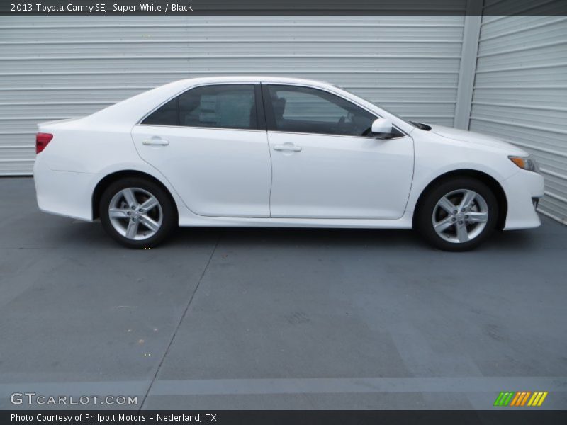 Super White / Black 2013 Toyota Camry SE