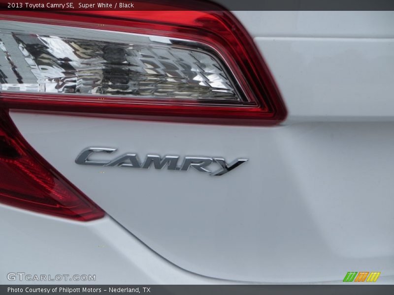 Super White / Black 2013 Toyota Camry SE