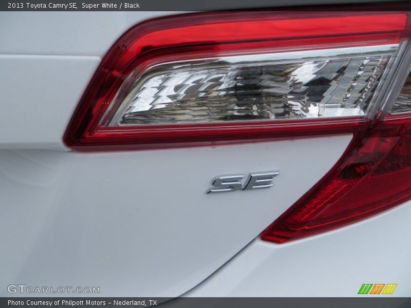 Super White / Black 2013 Toyota Camry SE
