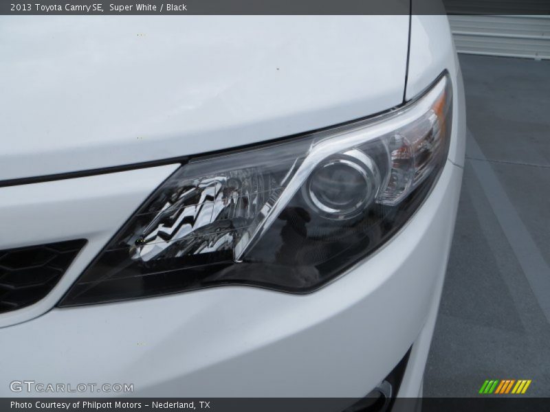 Super White / Black 2013 Toyota Camry SE