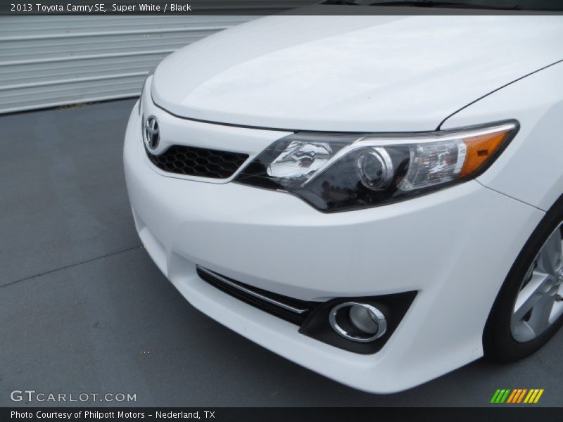 Super White / Black 2013 Toyota Camry SE