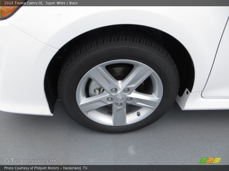 Super White / Black 2013 Toyota Camry SE