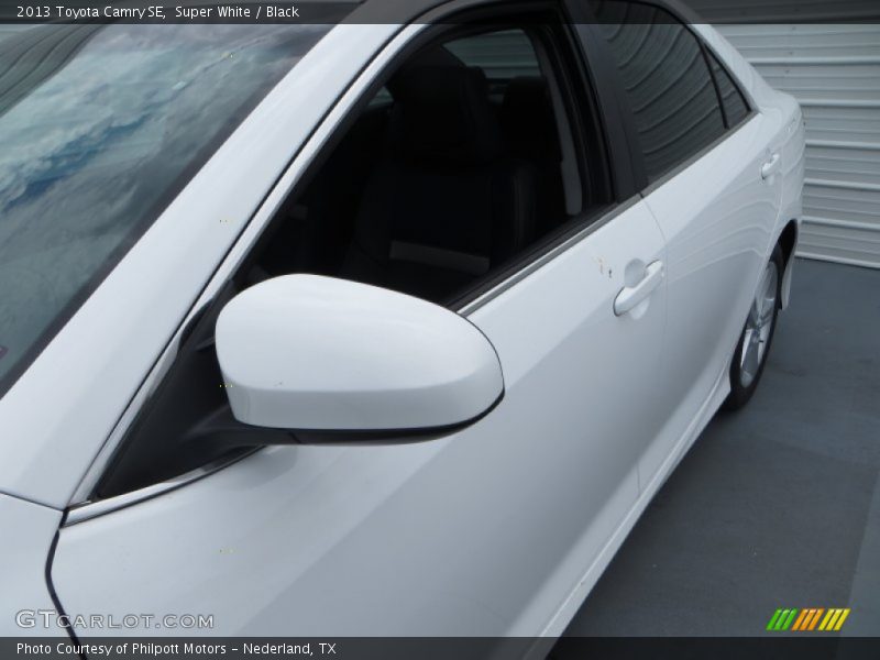 Super White / Black 2013 Toyota Camry SE
