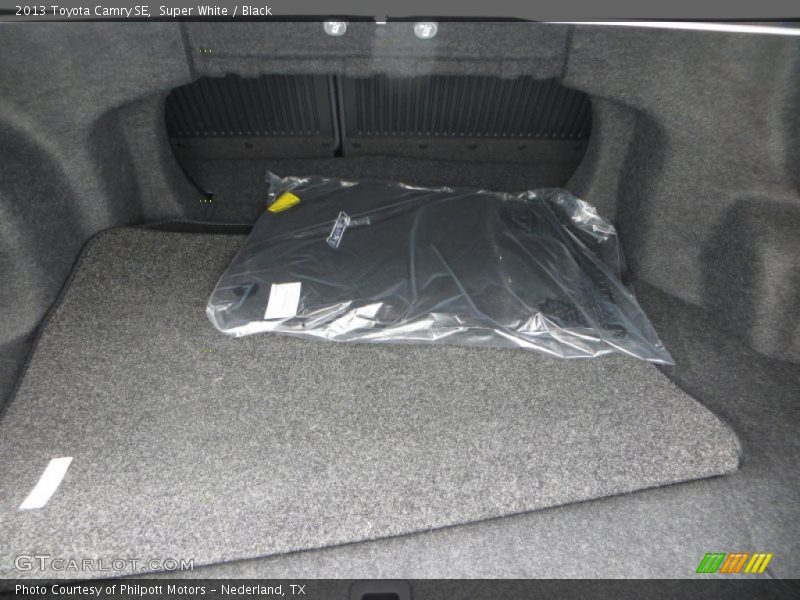 Super White / Black 2013 Toyota Camry SE