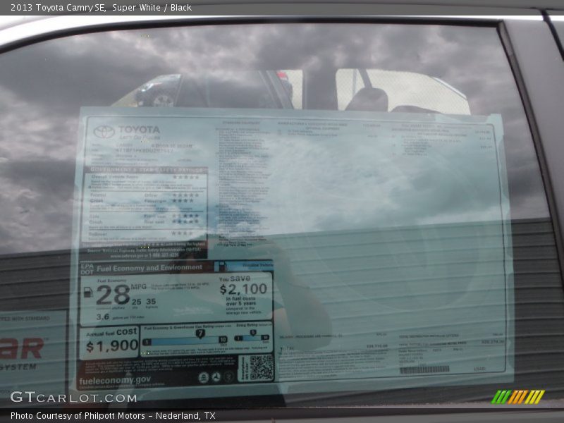 Super White / Black 2013 Toyota Camry SE