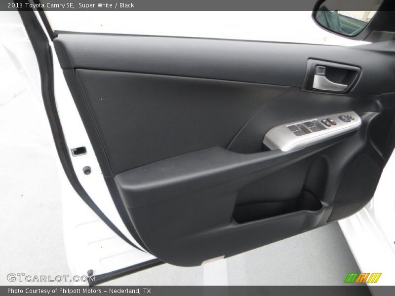 Super White / Black 2013 Toyota Camry SE