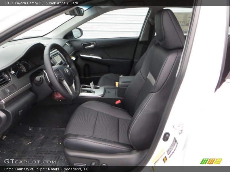 Super White / Black 2013 Toyota Camry SE