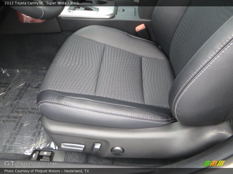 Super White / Black 2013 Toyota Camry SE