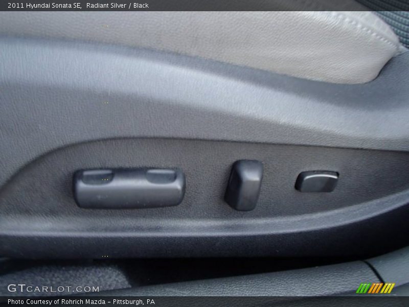 Radiant Silver / Black 2011 Hyundai Sonata SE
