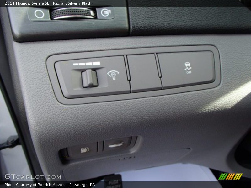 Radiant Silver / Black 2011 Hyundai Sonata SE