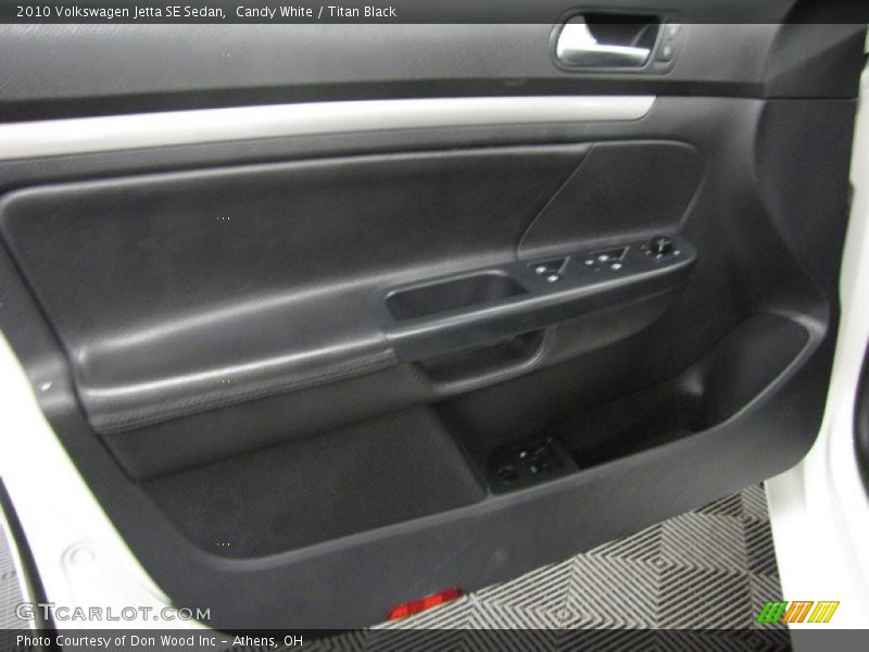 Candy White / Titan Black 2010 Volkswagen Jetta SE Sedan