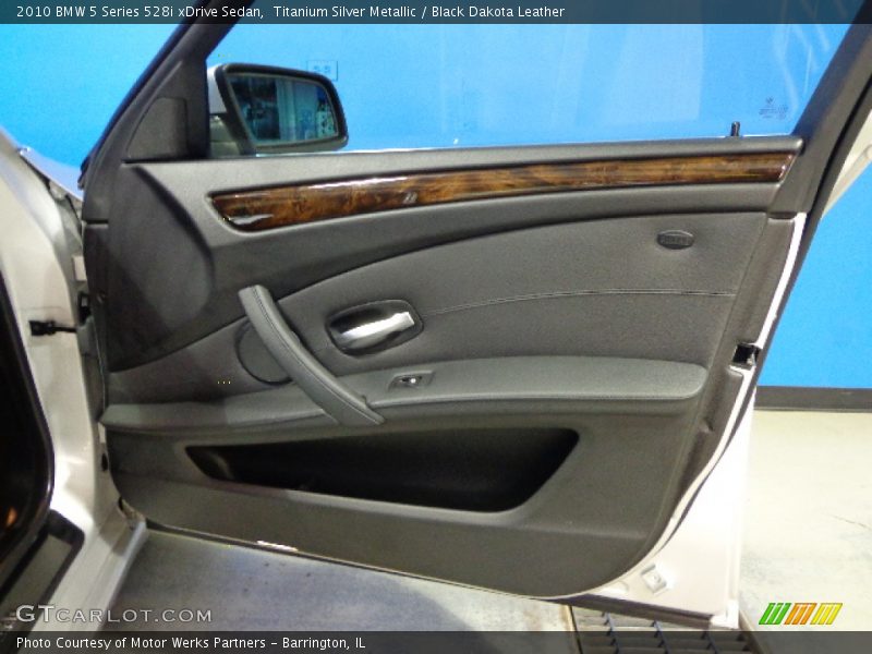 Titanium Silver Metallic / Black Dakota Leather 2010 BMW 5 Series 528i xDrive Sedan